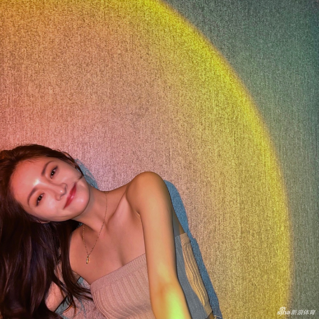 女星周洁琼晒高难度健身美照 穿瑜伽裤秀好身材