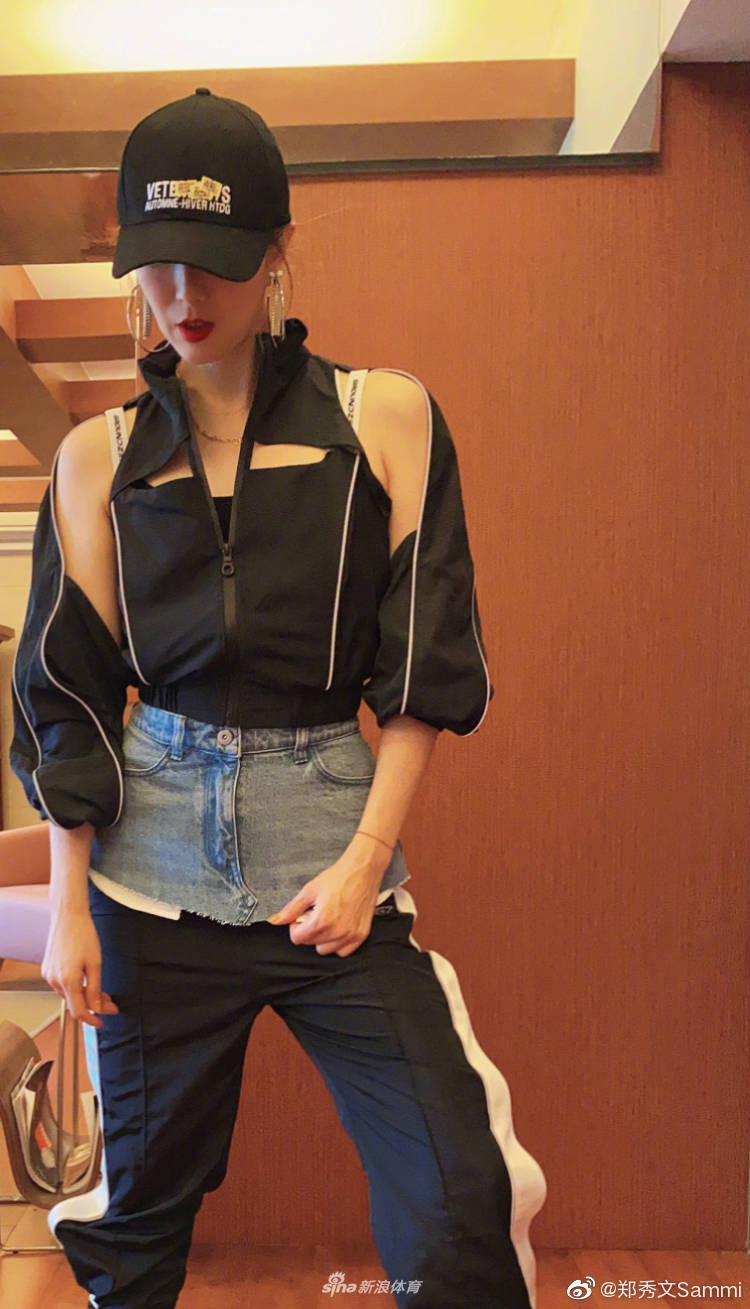 06 09:31:13 1 / 10 北京时间5月6日,健身达人郑秀文微博晒出健身照