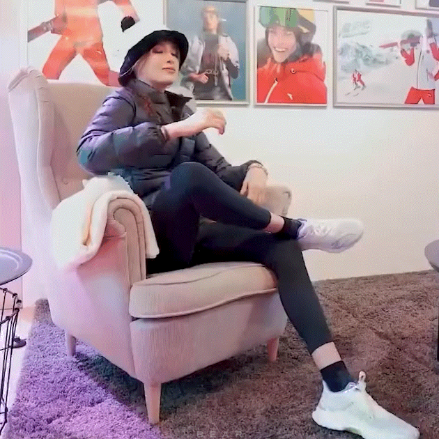 谷爱凌再次现身北京三里屯 头戴熊猫帽可爱大方