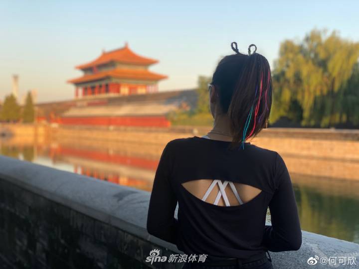 “高低杠公主”何可欣晒游玩照 小辫太可爱