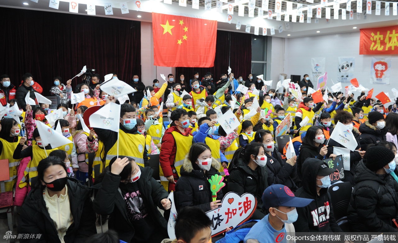 沈阳体育学院师生见证徐梦桃冬奥夺冠