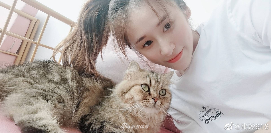 艺体六美之张羚 撸猫自拍心情佳
