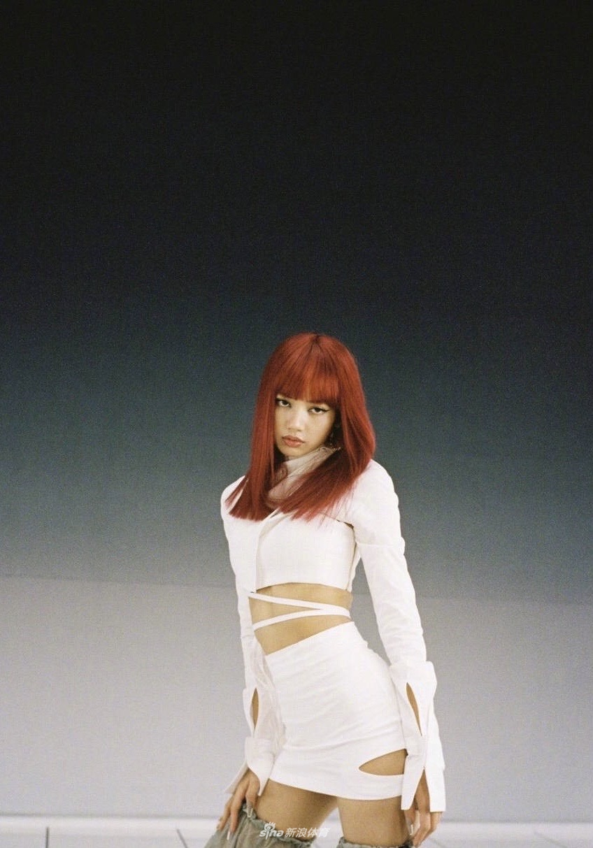 Lisa变身小“腰精” 大秀性感腹肌 一头红发眼神超A未来感十足