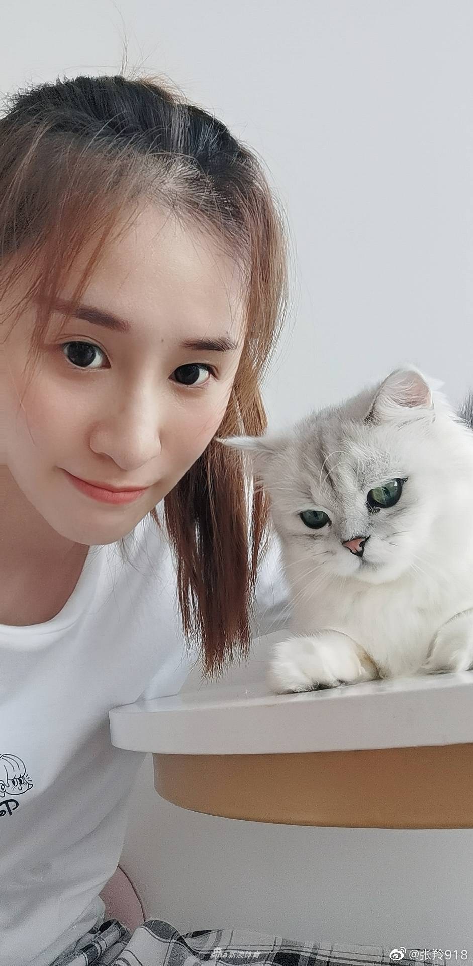 艺体六美之张羚 撸猫自拍心情佳