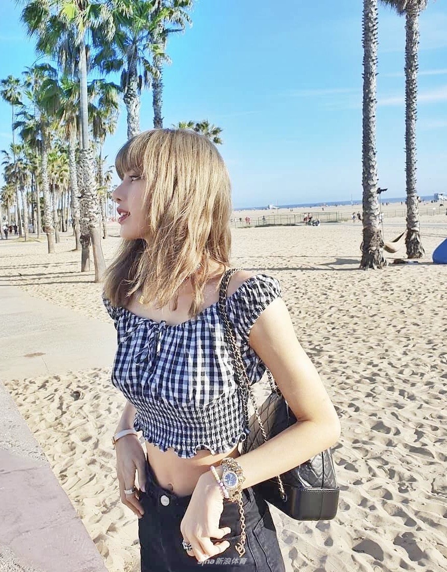 Lisa变身小“腰精” 大秀性感腹肌 一头红发眼神超A未来感十足