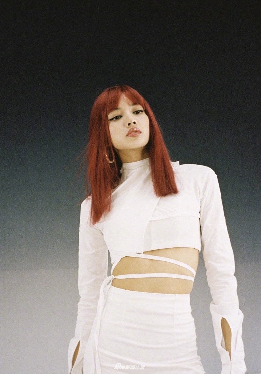 Lisa变身小“腰精” 大秀性感腹肌 一头红发眼神超A未来感十足