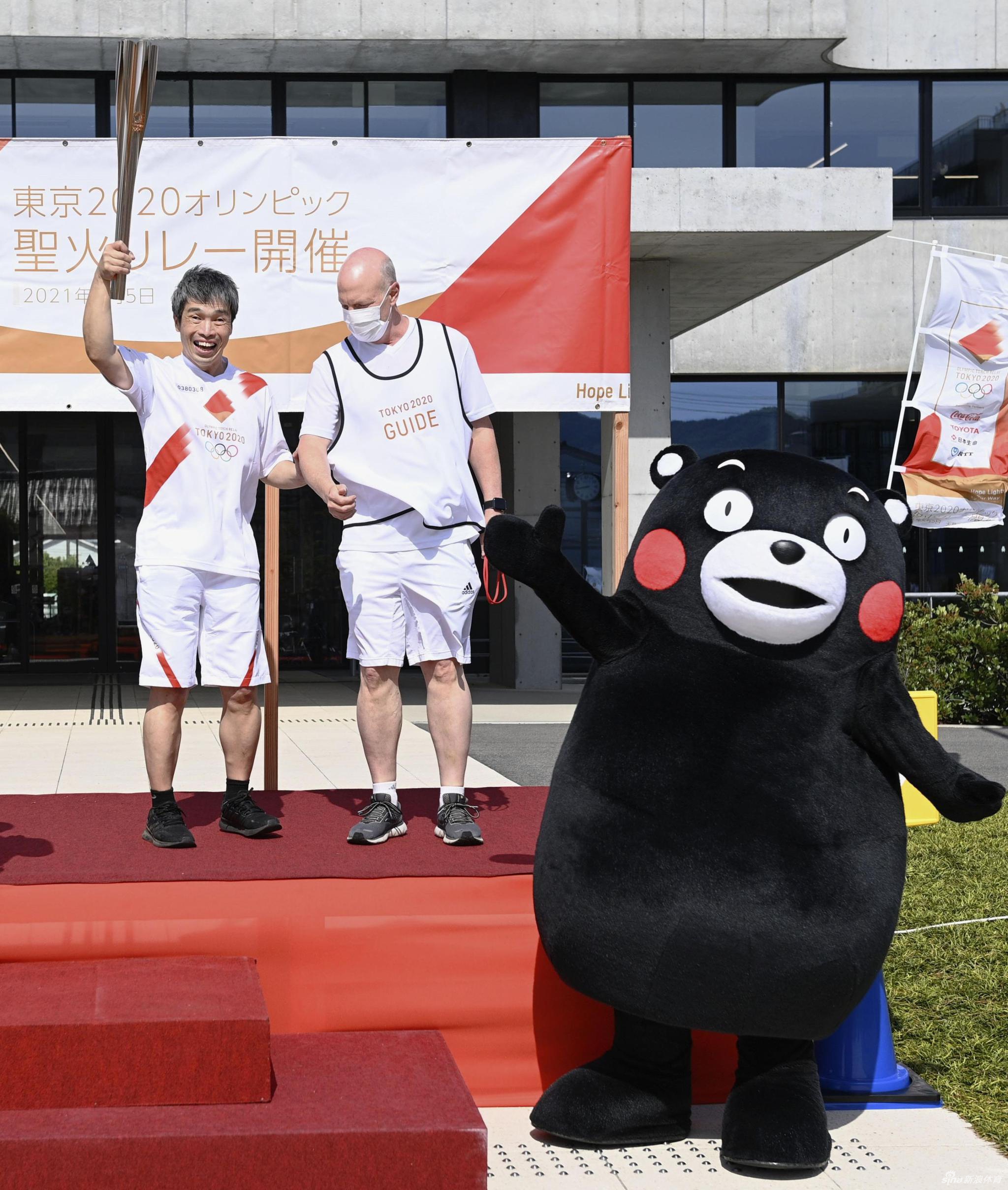 东京奥运火炬抵达熊本市 熊本熊出镜陪跑