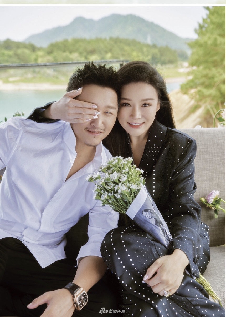 邹市明一家四口合照 与娇妻冉莹颖手拉手秀恩爱