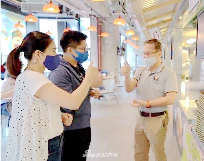 迷弟上线！郭晶晶做手冲咖啡霍启刚点赞夸奖