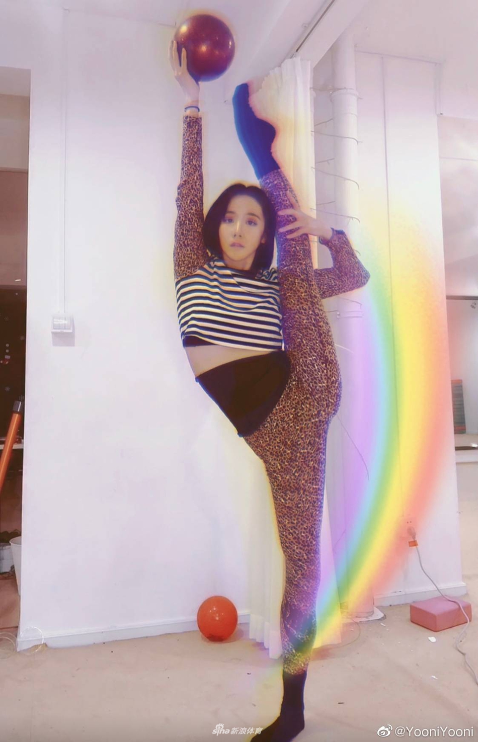 一字马女神鲍语嫣晒美照身体柔软