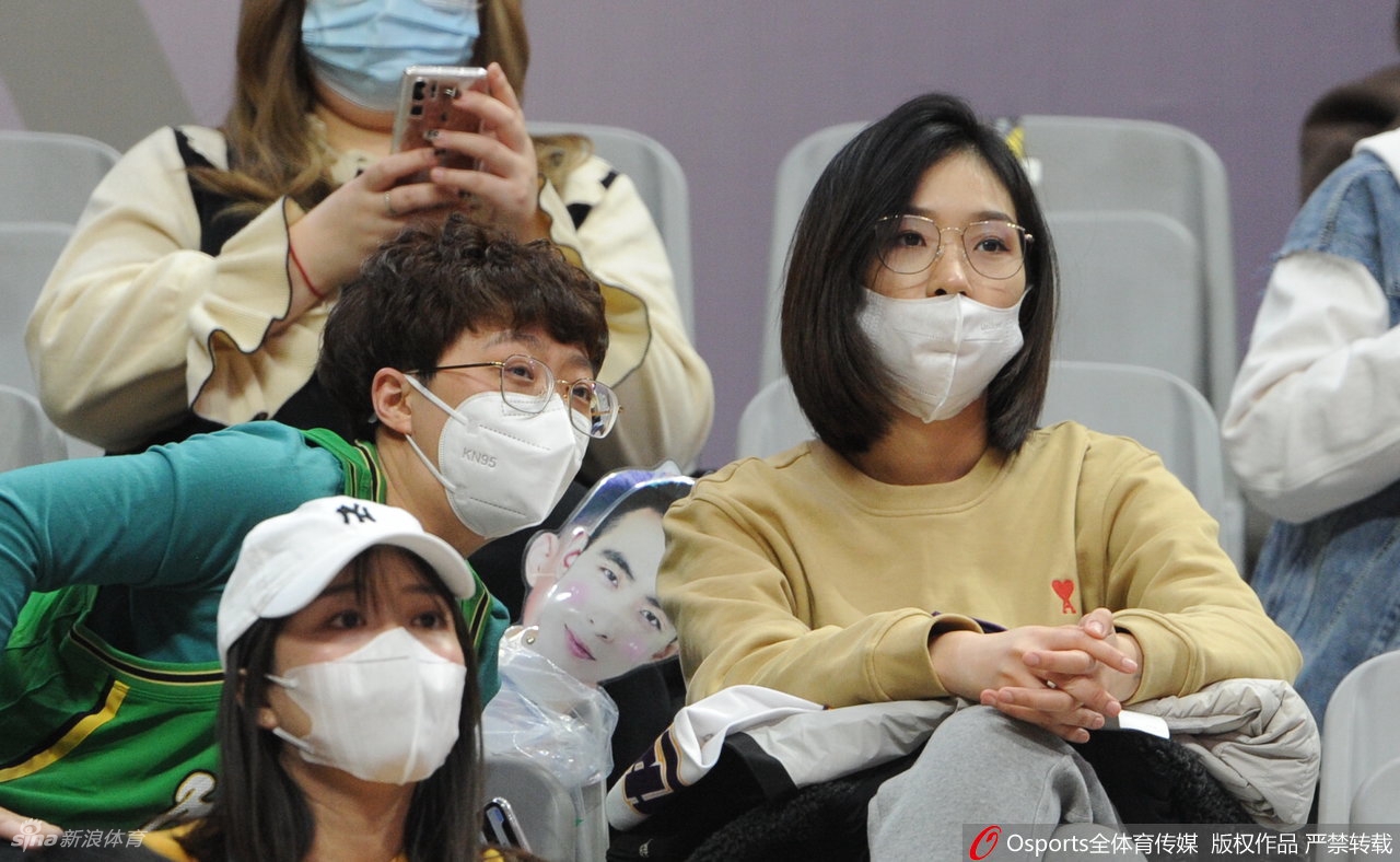 女球迷看台助威CBA联赛第30轮