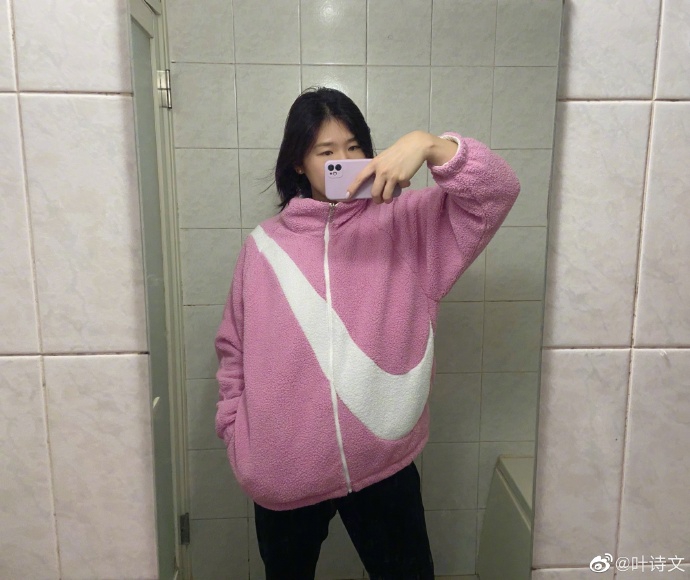 叶诗文晒自拍：自从爱上紫色就把粉色冷落了