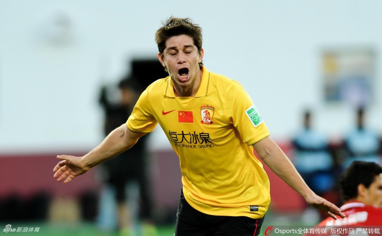 曝孔卡要回中国复出 晒照秀腹肌37岁身材没走样