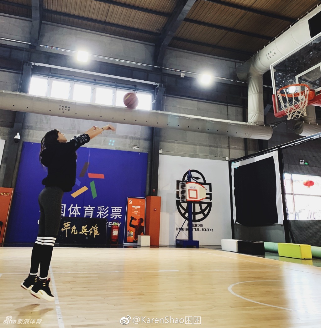 卡哇伊女球迷长腿令人瞩目 在高跟与球鞋间切换