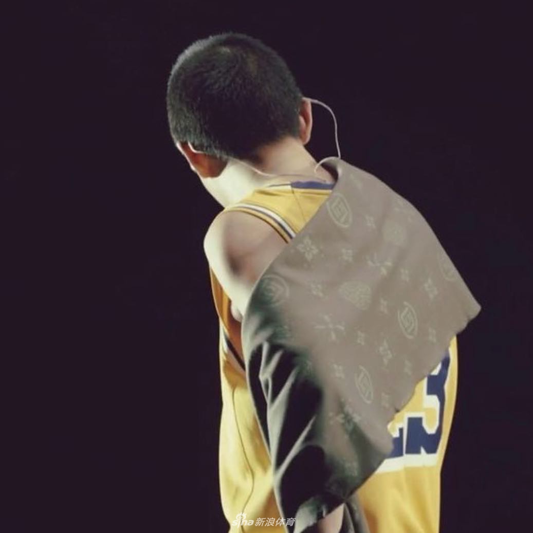 陈冠希带全家看湖人比赛 秒变詹姆斯迷弟