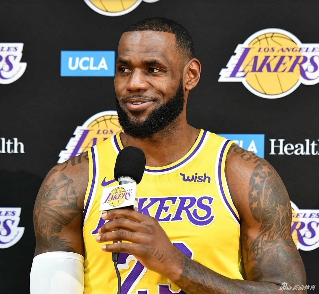詹姆斯2年8500万提前顶薪续约湖人