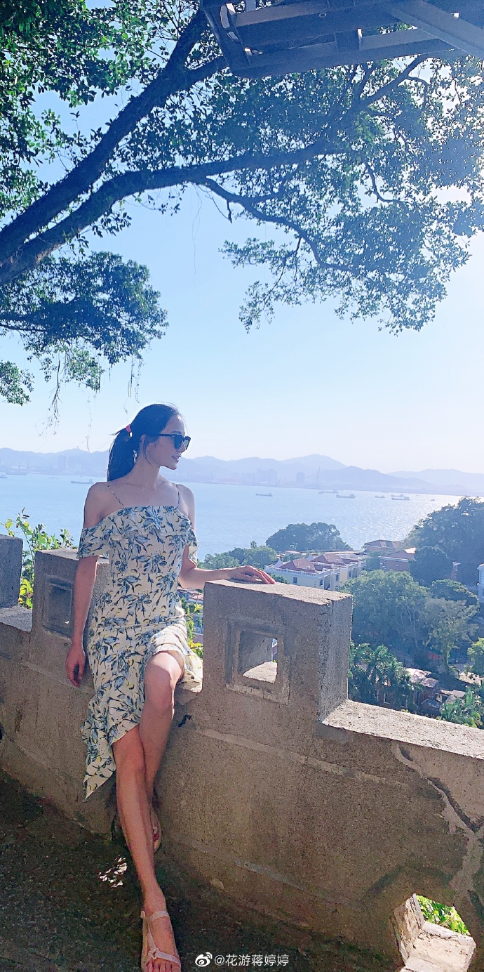 花游蒋婷婷打卡鼓浪屿 度假风穿搭尽展好身材