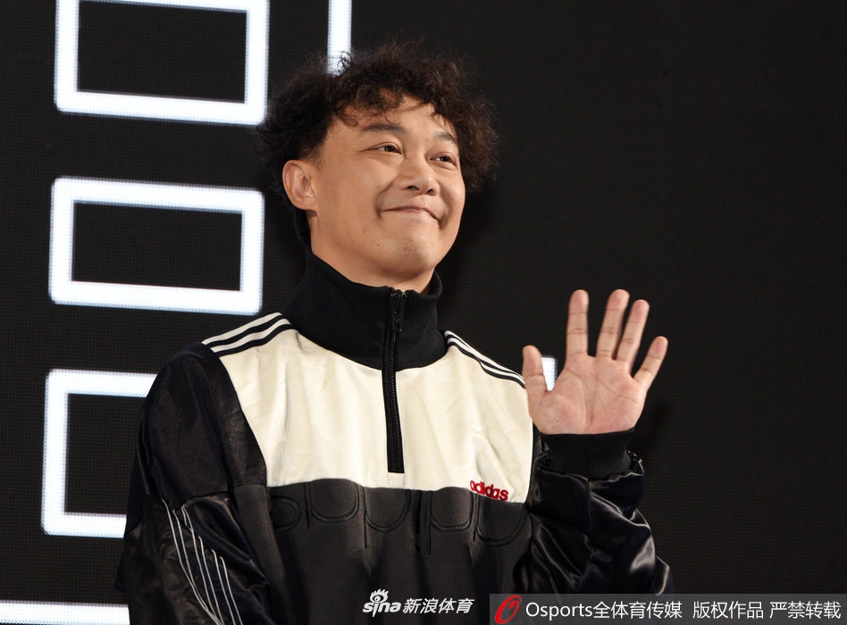 陈奕迅晒与齐达内合照开心到变形