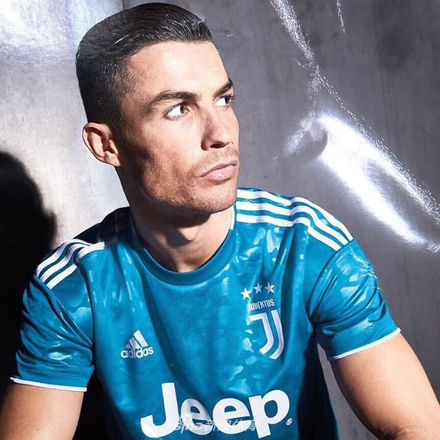 尤文发布第三球衣 C罗霸气亮相