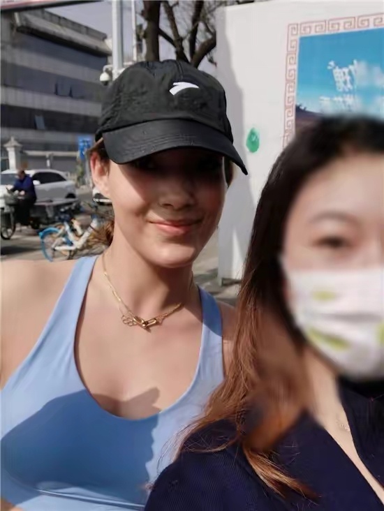 谷爱凌北京晨跑从鼓楼到三里屯 开心与粉丝合影