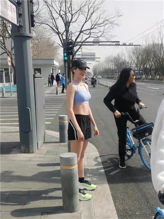 谷爱凌北京晨跑从鼓楼到三里屯 开心与粉丝合影