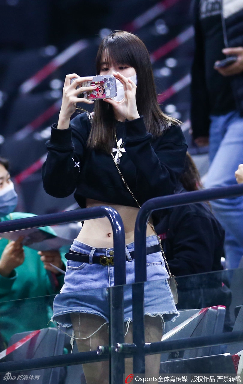热辣奔放！广东女球迷看台助威CBA