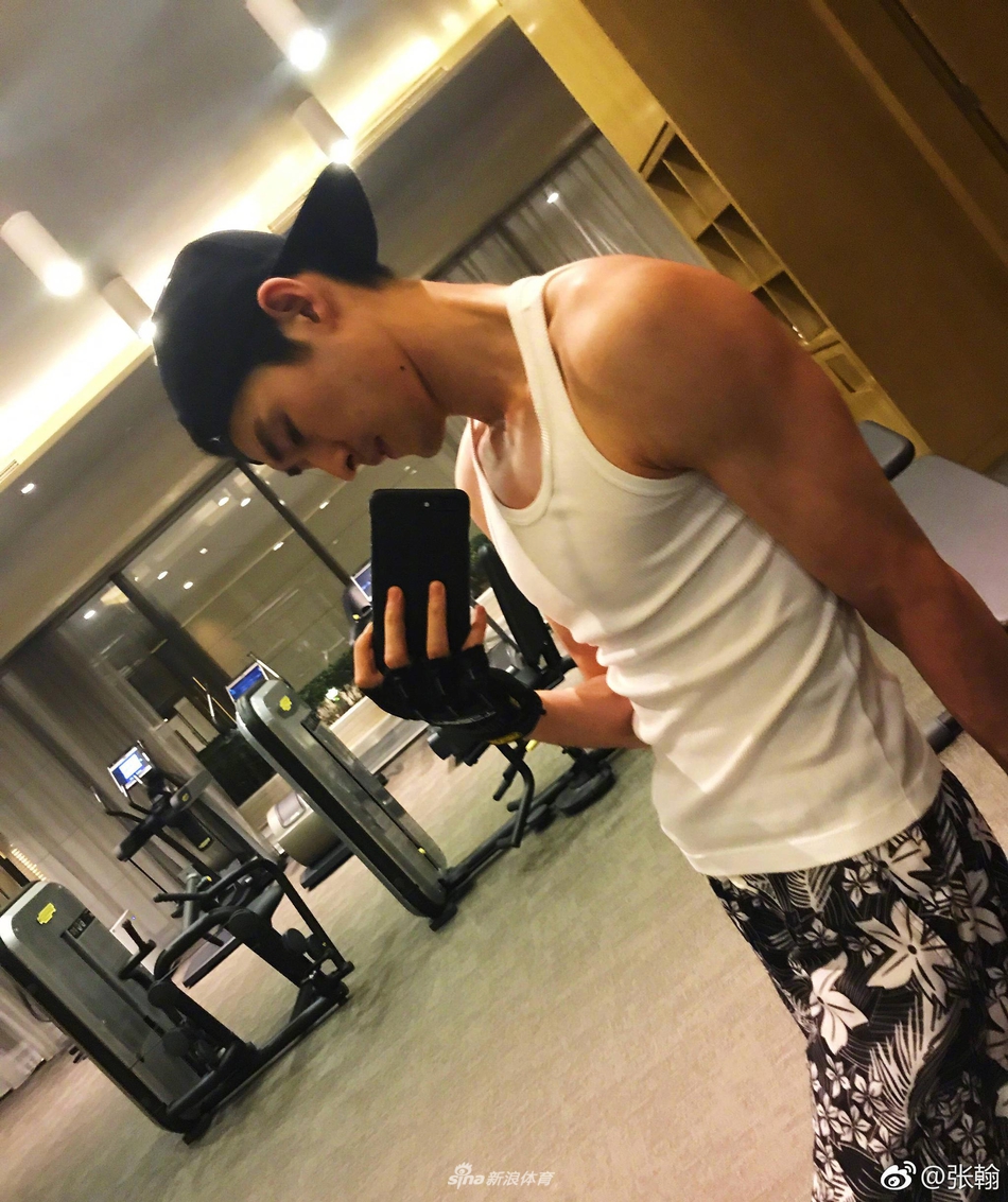 张翰撸铁秀肌肉荷尔蒙爆棚 穿衣显瘦脱衣有肉！