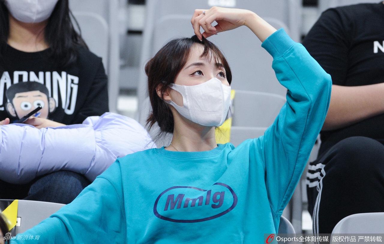 CBA第三阶段开启 女球迷现场助威