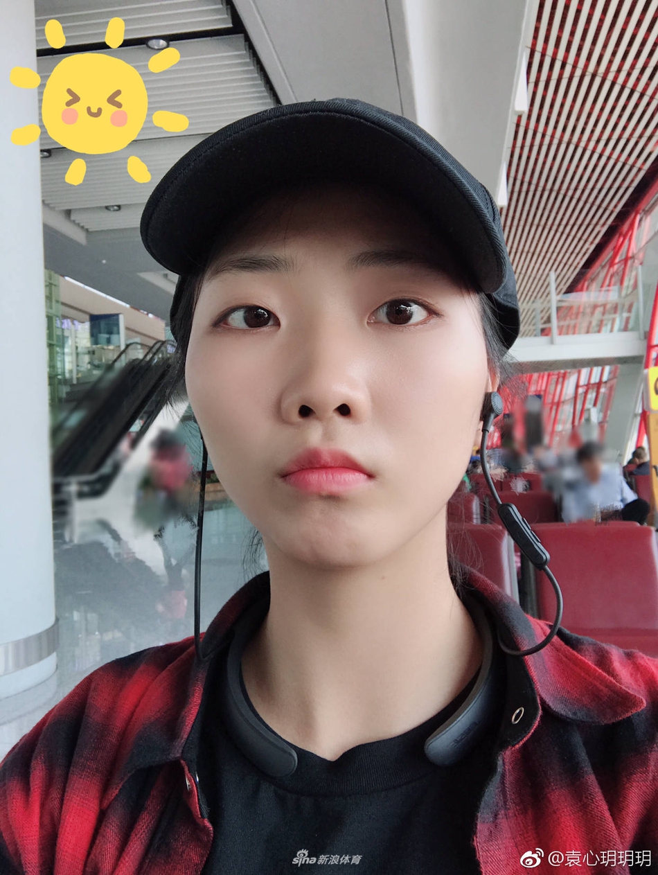 袁心玥搞怪自拍秀可爱苹果肌