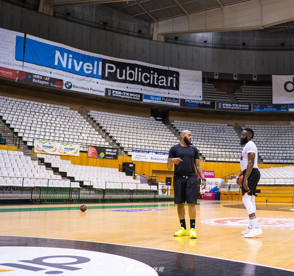 哈登出行西班牙不忘训练 合影拉莫斯