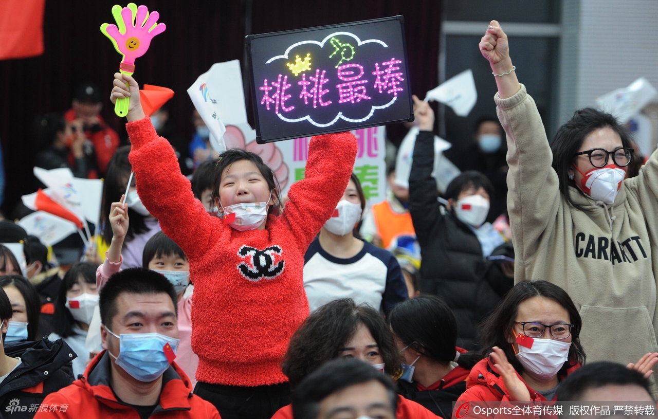 沈阳体育学院师生见证徐梦桃冬奥夺冠