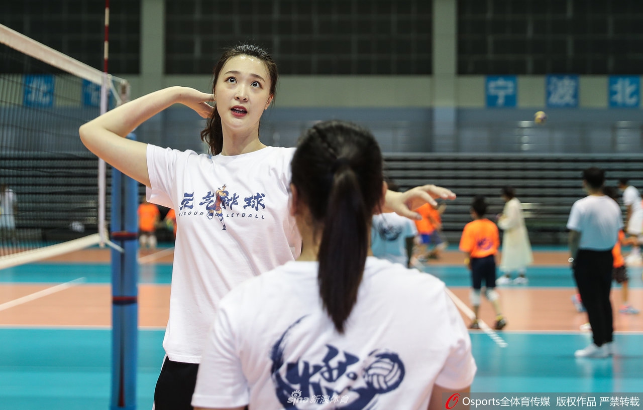 惠若琪现身排球夏令营 教排球亲和力十足