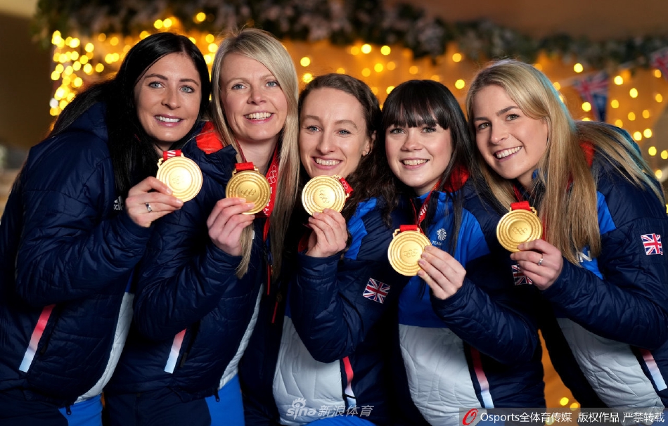 英国冰壶队载誉回国展示奖牌