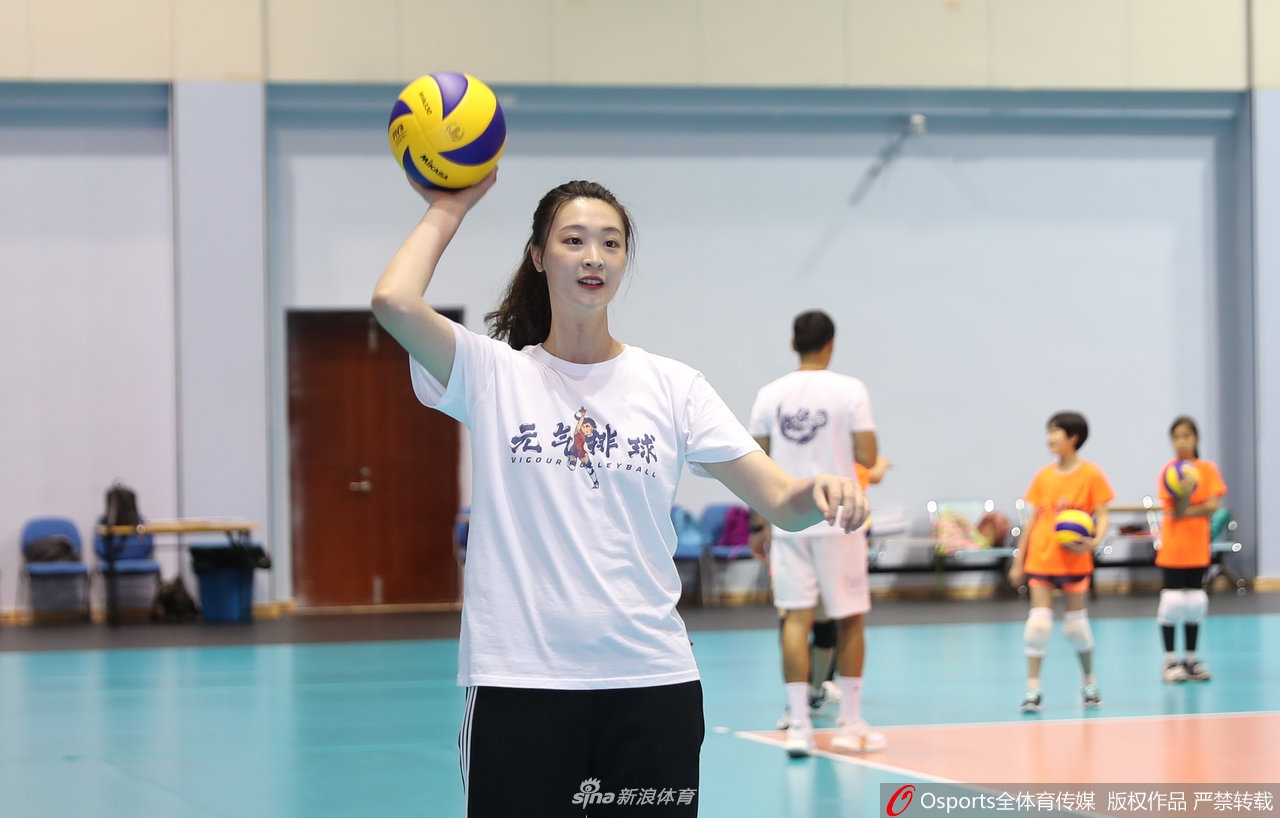 惠若琪现身排球夏令营 教排球亲和力十足