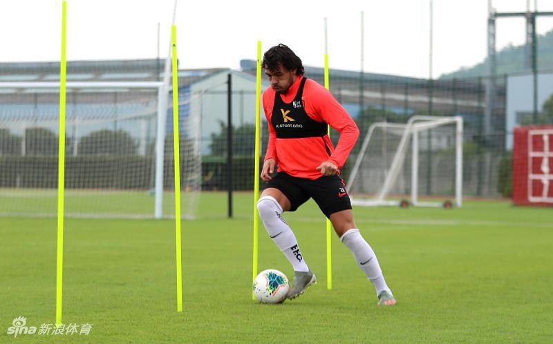 高拉特专访:作为一个中国人很开心 等待国足召唤