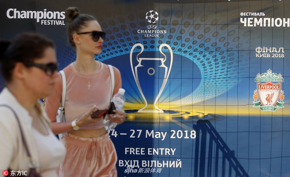 基辅静待欧冠决赛奖杯模型亮相广场