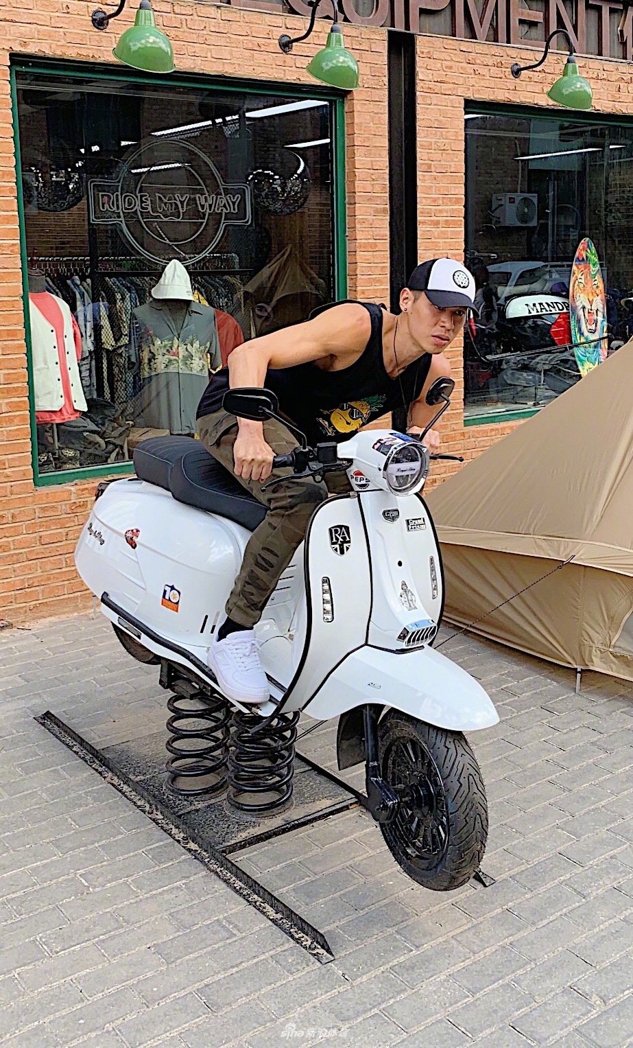 林书豪与队友探索798 开心地像个小朋友