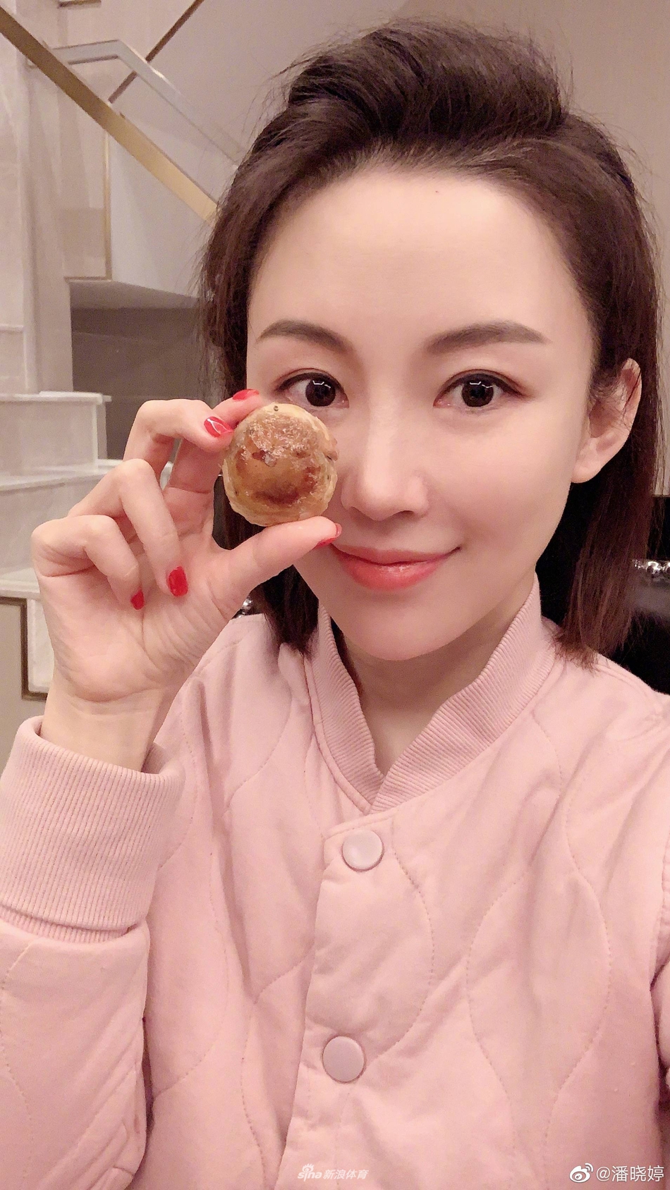 台球天后潘晓婷发自拍与粉丝互动