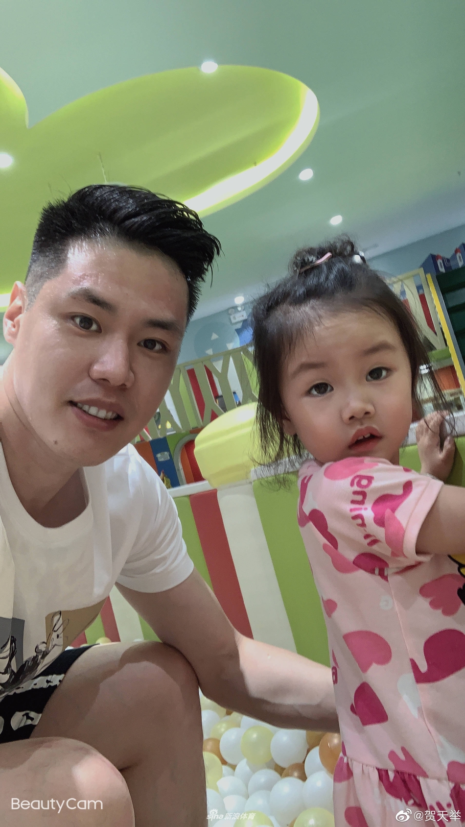 贺天举陪娃补过儿童节 一家四口温馨幸福