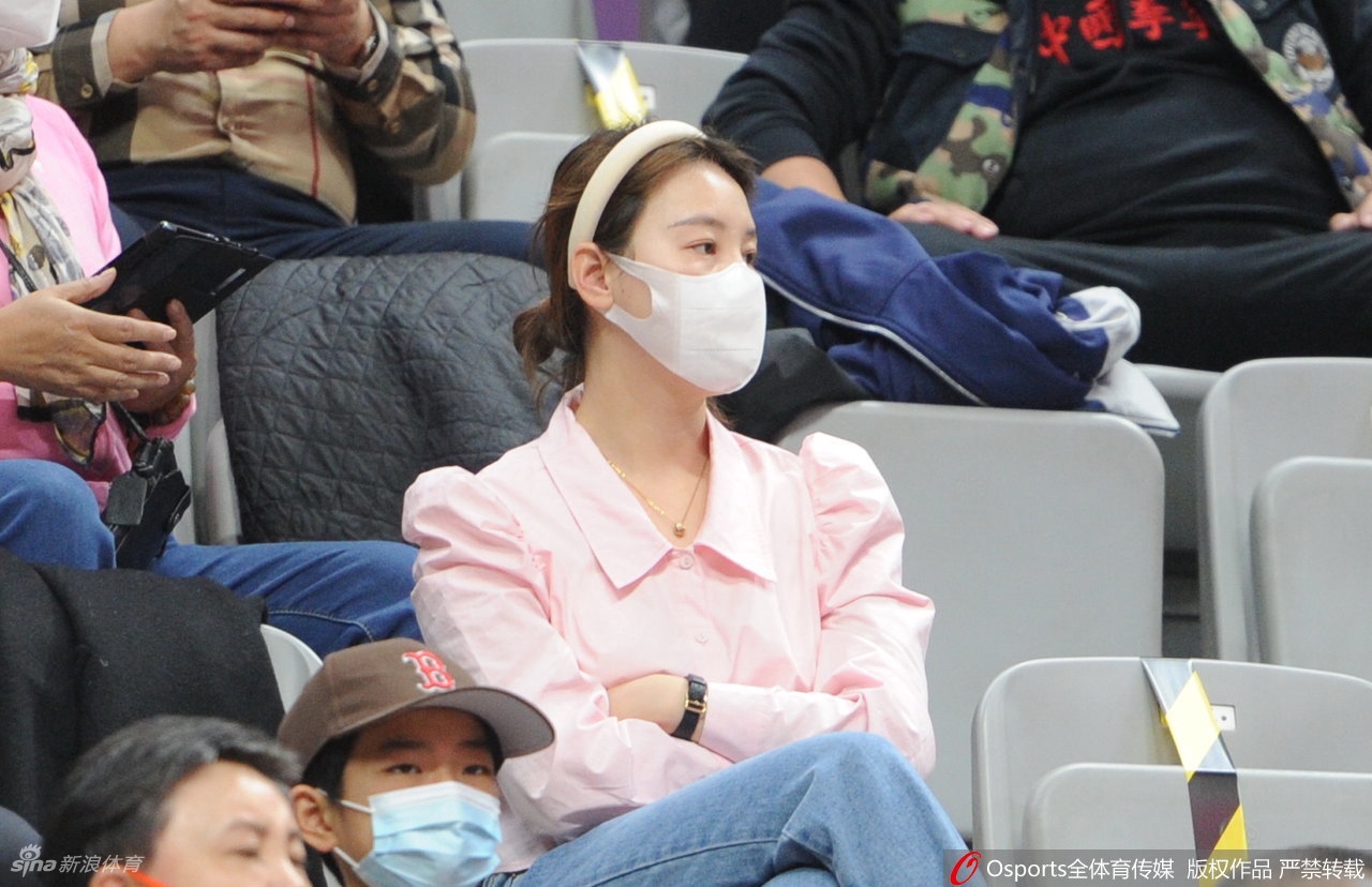 女球迷看台助威CBA联赛第30轮