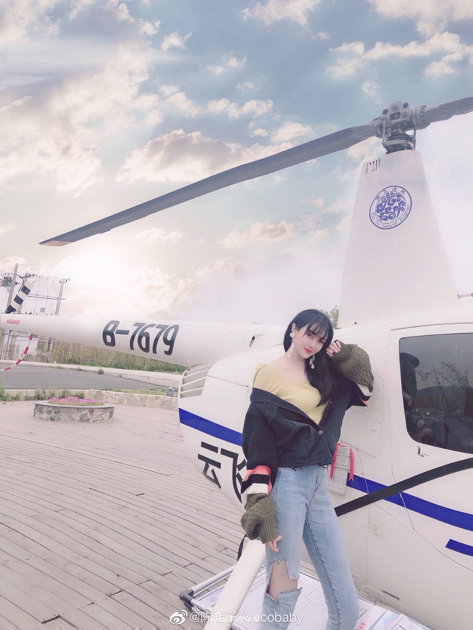 足球宝贝陈朝子春日踏青 美似精灵可爱动人