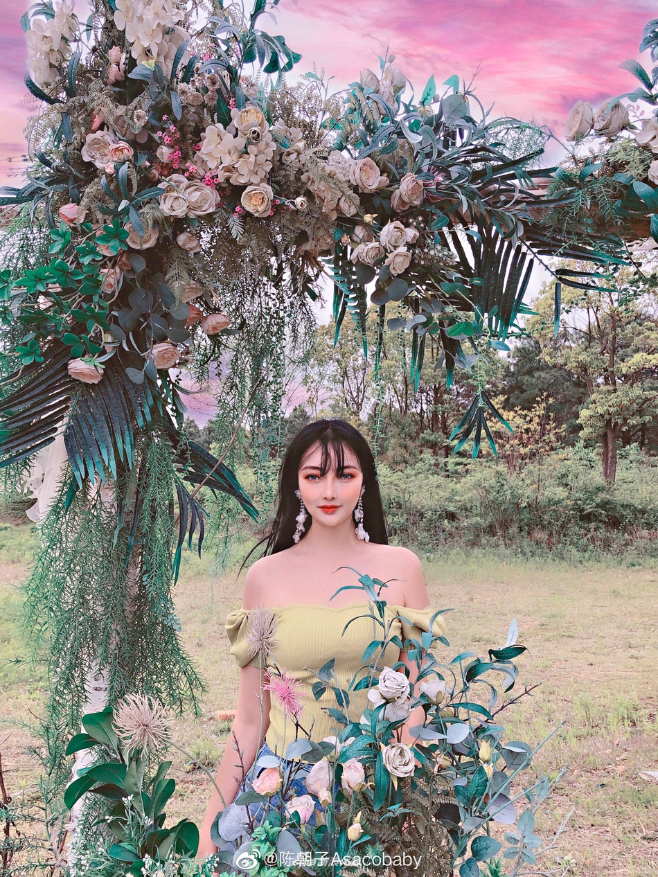 足球宝贝陈朝子春日踏青 美似精灵可爱动人