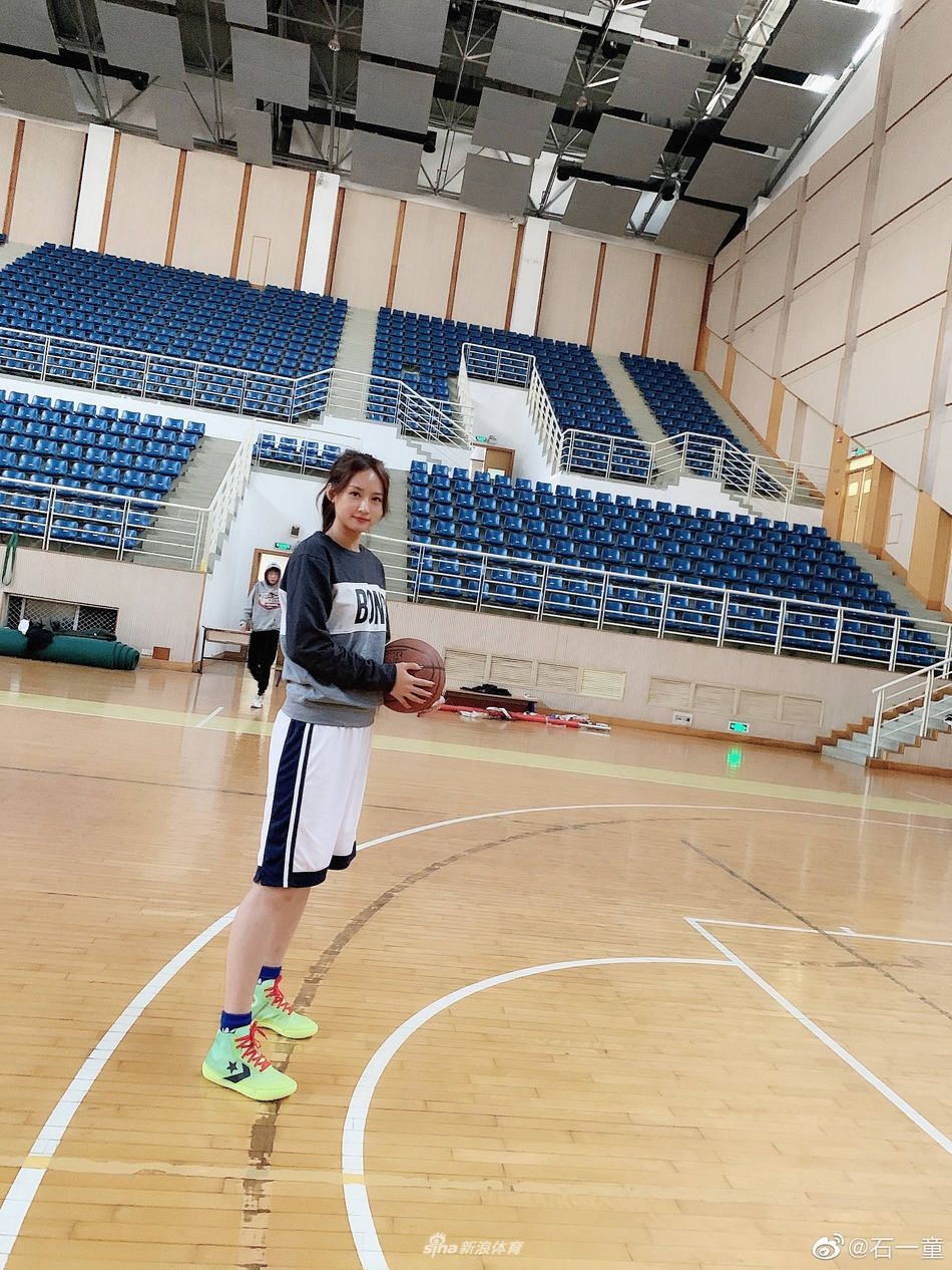 篮球女神石一童晒自拍美照庆祝生日