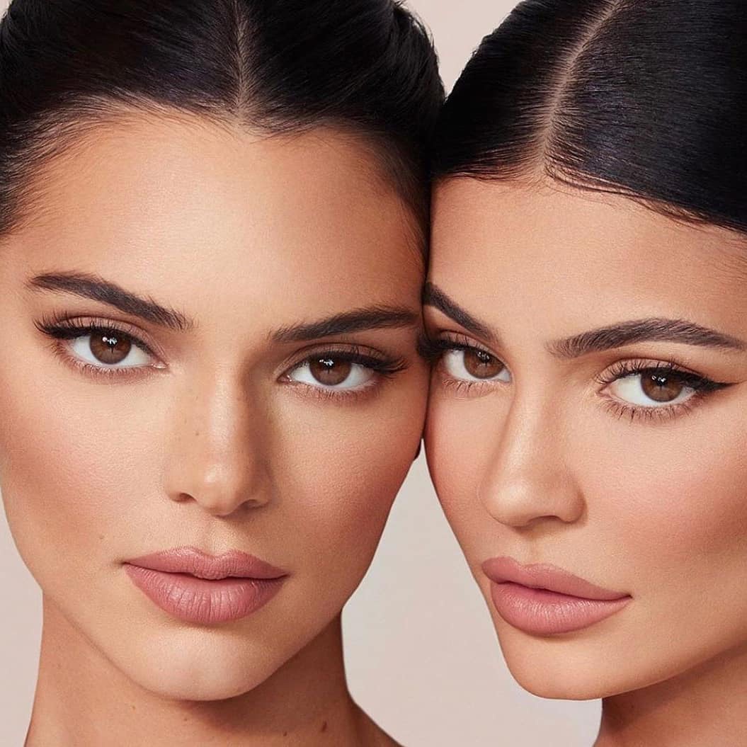 詹娜姐妹联名出品化妆品 姐妹花联手秀容颜+美腿