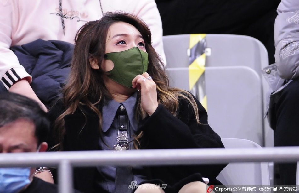 女球迷看台助威CBA联赛第29轮