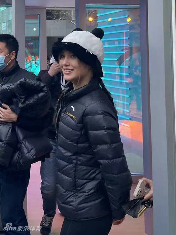 谷爱凌再次现身北京三里屯 头戴熊猫帽可爱大方
