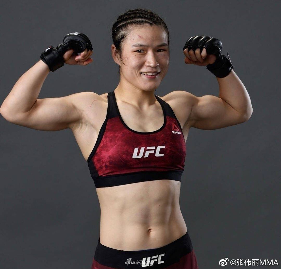 漂亮姐姐张伟丽黑白大片获赞无数 英姿飒爽气势十足