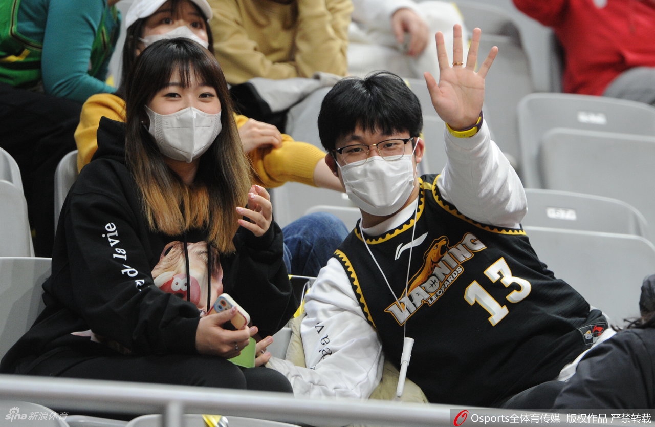 女球迷看台助威CBA联赛第30轮