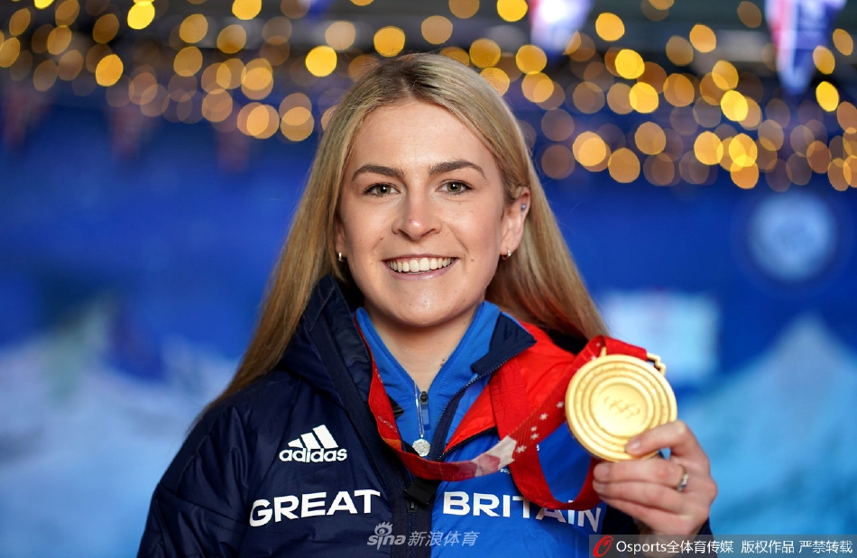 英国冰壶队载誉回国展示奖牌