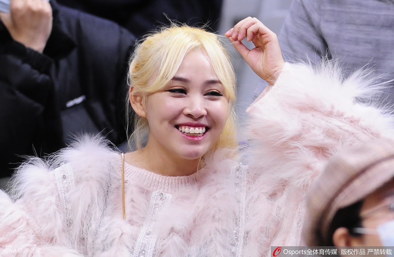 女球迷看台助威CBA联赛第29轮